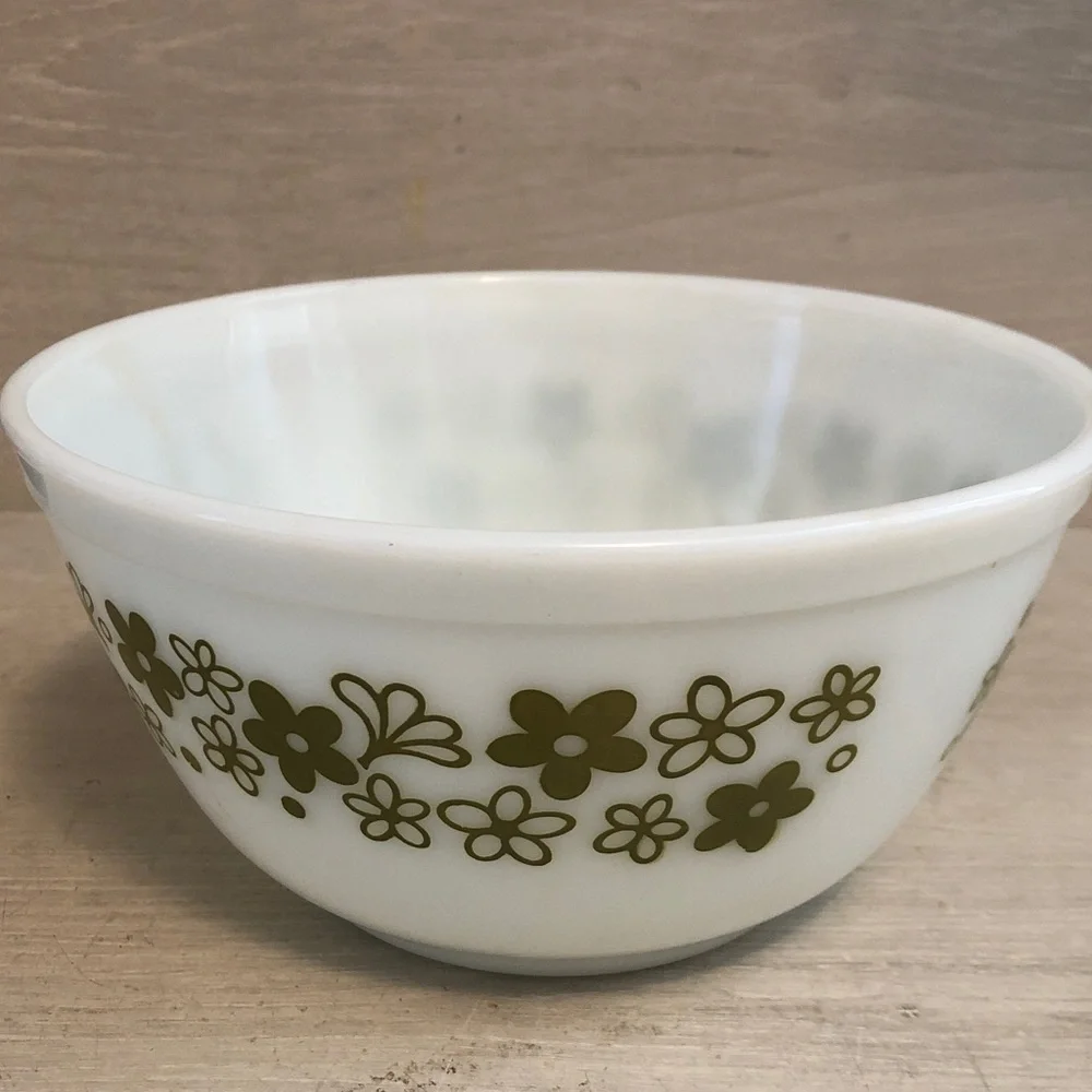 Vintage Pyrex 402 1.5 Qt. Spring Daisy Blossom Bowl White & Avocado Green
